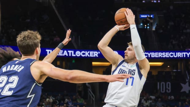 Dallas Mavericks superstar Luka Doncic pulling up for a jumper against the Orlando Magic.